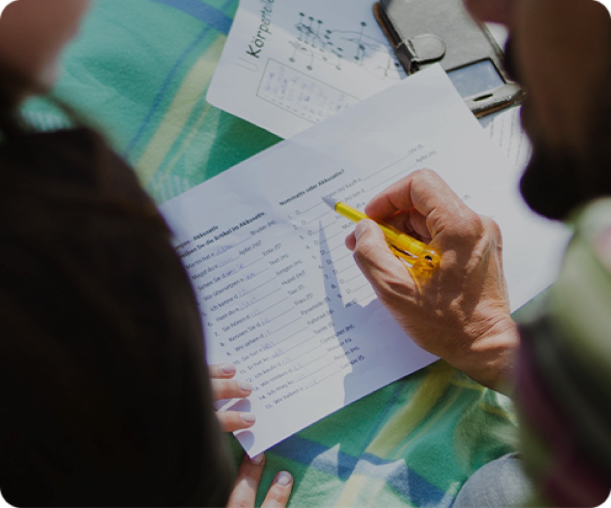 Personas revisando los materiales de un curso
